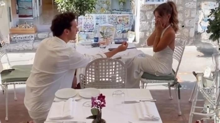 Feyyaz Şerifoğlu, Merve Dinçkol'a Capri Adası'nda Sürpriz Evlilik Teklifi!