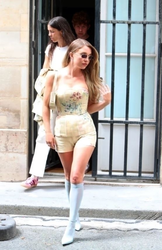 Sydney Sweeney'nin Paris Kıyafeti Sosyal Medyada Eleştiri Yağmuruna Tutuldu