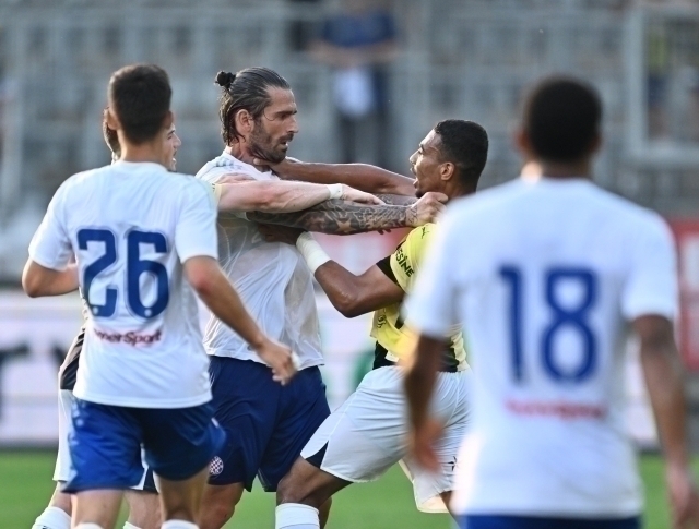 Fenerbahçe'nin Hazırlık Maçında Djiku Ve Livaja Arasındaki Gerginlik Mourinho'nun Müdahalesiyle Son Buldu