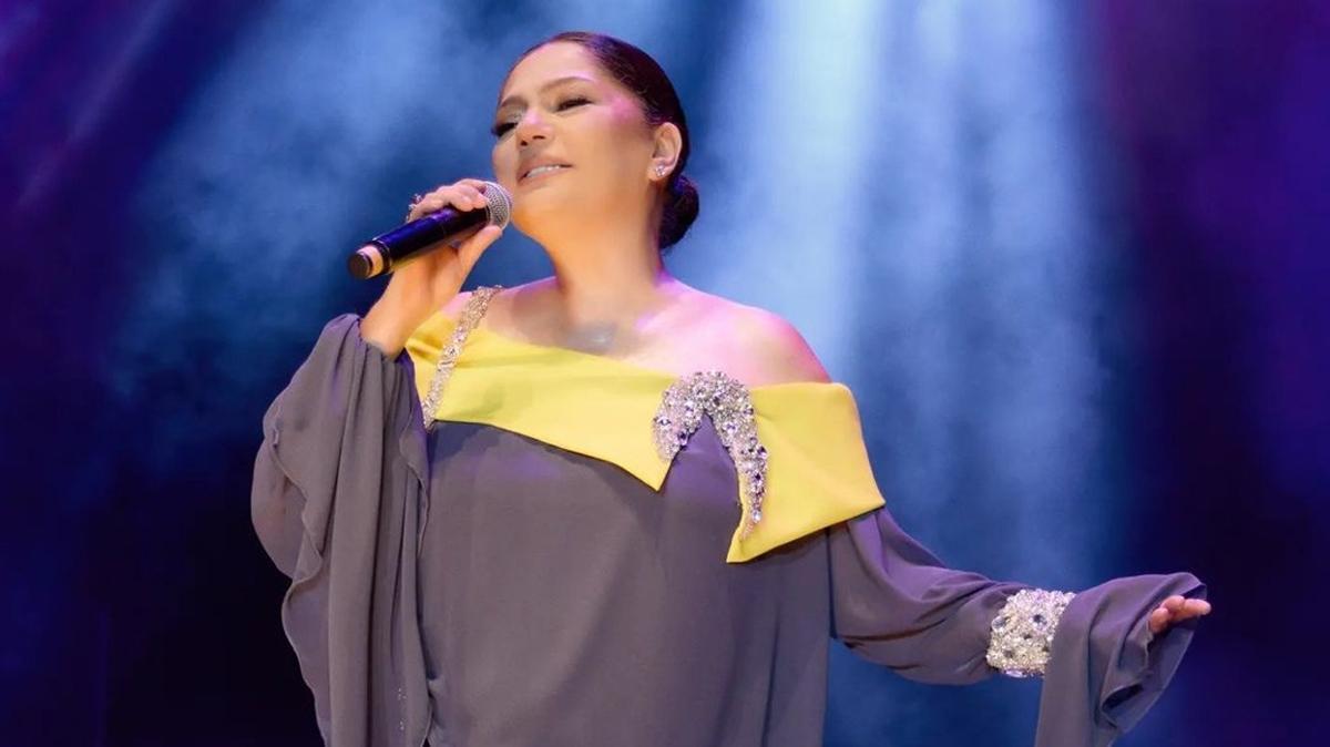 Meşhur şarkıcı İzel ve sevgilisi Hakan Verbiç, konser programlarından fırsa...
