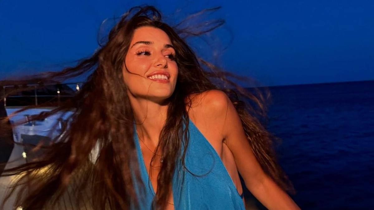 Hande Erçel Mikonos tatilinde mavi elbisesiyle dikkat çekti, takipçilerinden beğeni aldı