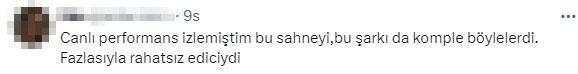 Teoman, 20 yıl sonra yasaklı "Duş" şarkısını seslendirdi; vokalistine sarılması tepki topladı!