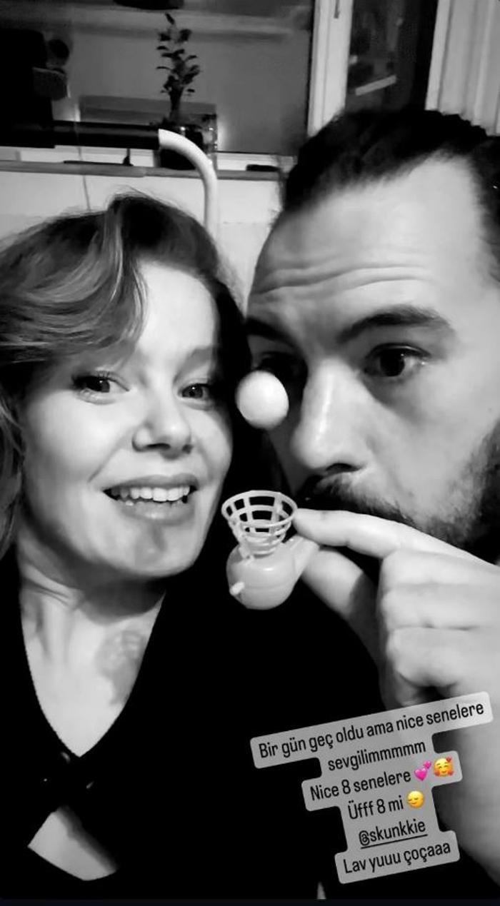 Burcu Biricik ve Emre Yetkin 8. Evlilik Yıl Dönümünü Kutladı, Kızları Luna'yı Kucakladılar