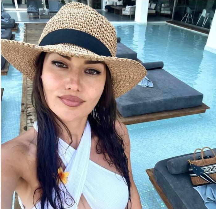 Fahriye Evcen, tatil keyfini sosyal medya pozlarıyla takipçileriyle paylaşıyor