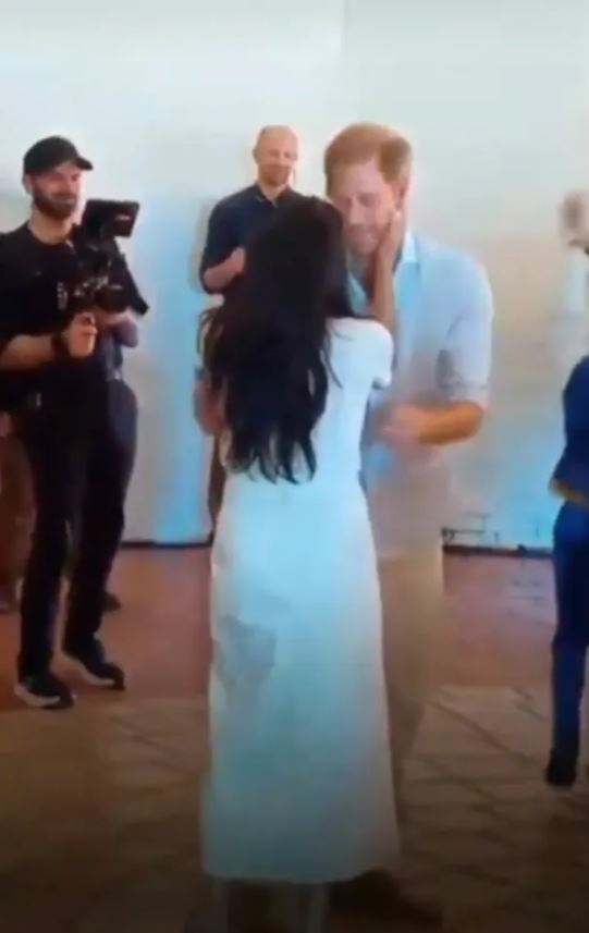 Meghan Markle ve Prens Harry Kolombiya'da Salsa Dansı Sırasında Tutkulu Bir Öpücük Paylaştı