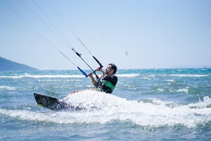 Mert Yazıcıoğlu, Kızıl Goncalar dizisindeki Cüneyd karakteriyle kitesurf yaptı