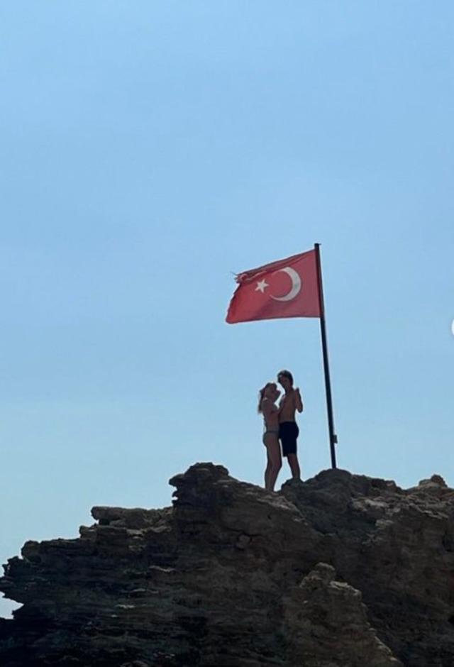 Serel Yereli ve Oğul Avcı'nın Türk bayrağı altında öpüşen fotoğrafları tartışma yarattı