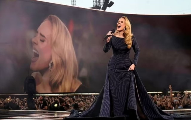 Adele, Münih Konseri'nde Rich Paul ile Nişanlandığını Açıkladı ve Yüzüğünü Gösterdi