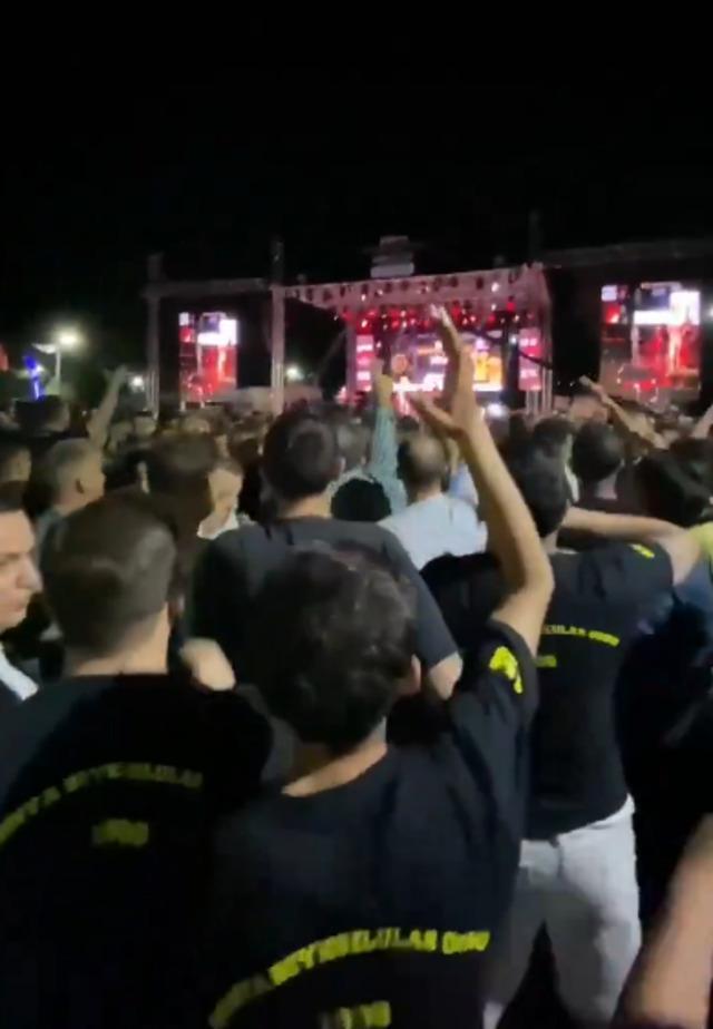 MHP'nin hedef göstermesinin ardından Beykoz'da Suavi konserde protestoya maruz kaldı