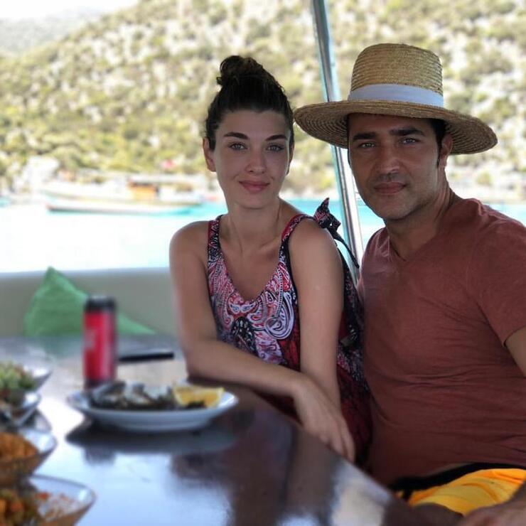 20 Yıllık Dostluk Aşka Dönüştü, Mehmet Esen ve Arzu Yanardağ Bozcaada ile Bodrum'da Tatil Yaptı