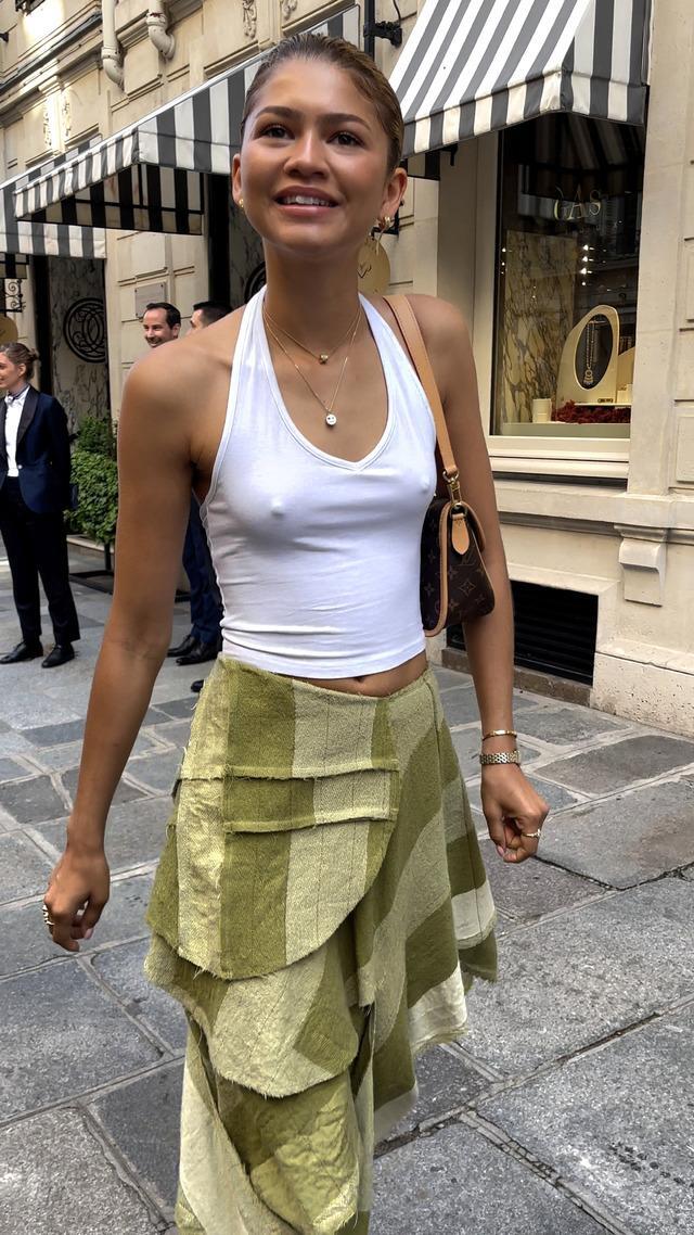 Zendaya'nın Paris'teki sokak stili: Dar elbisesi ve yeşil eteğiyle dikkat çekti