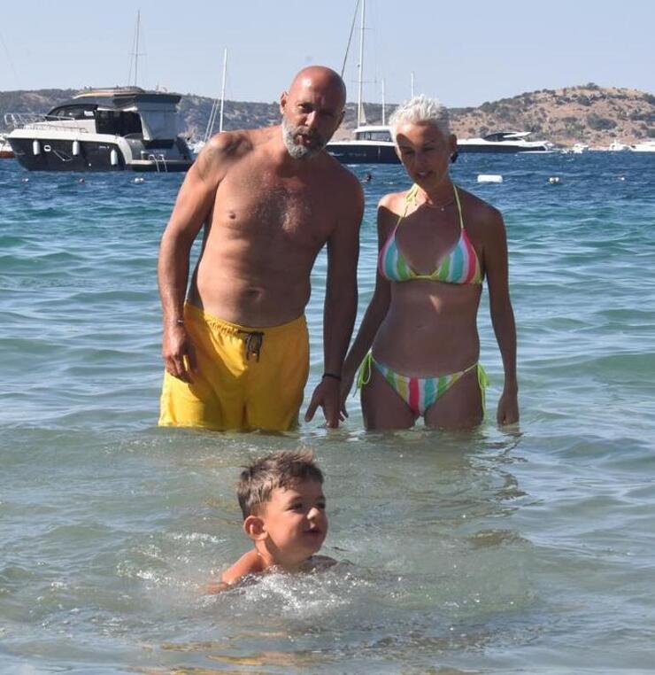 İpek Tanrıyar Bodrum'da eşi ve oğlu Aras ile eğlenceli tatil anları yaşadı, yüzme yeteneği dikkat çekti