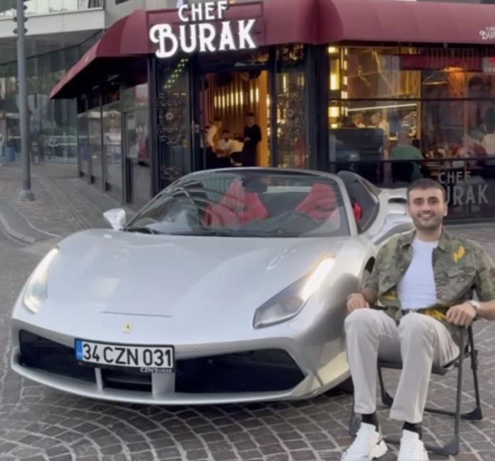 CZN Burak, Ferrari ile dikkat çekti; plakasında Hatay sembolü yer aldı!