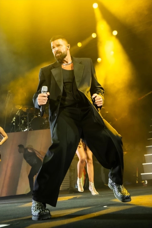 Ricky Martin, Antalya'da 2 bin 500 kişilik konserle hayranlarını coşturdu!