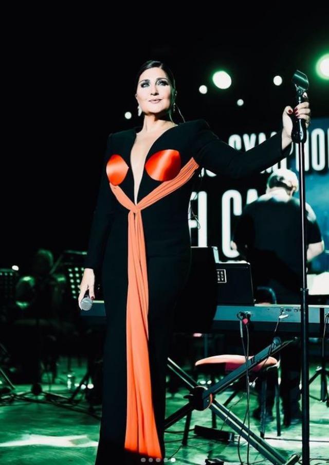 Sibel Can’ın Bursa Konserindeki Göğüs Detayı Sosyal Medyada Tartışma Yarattı