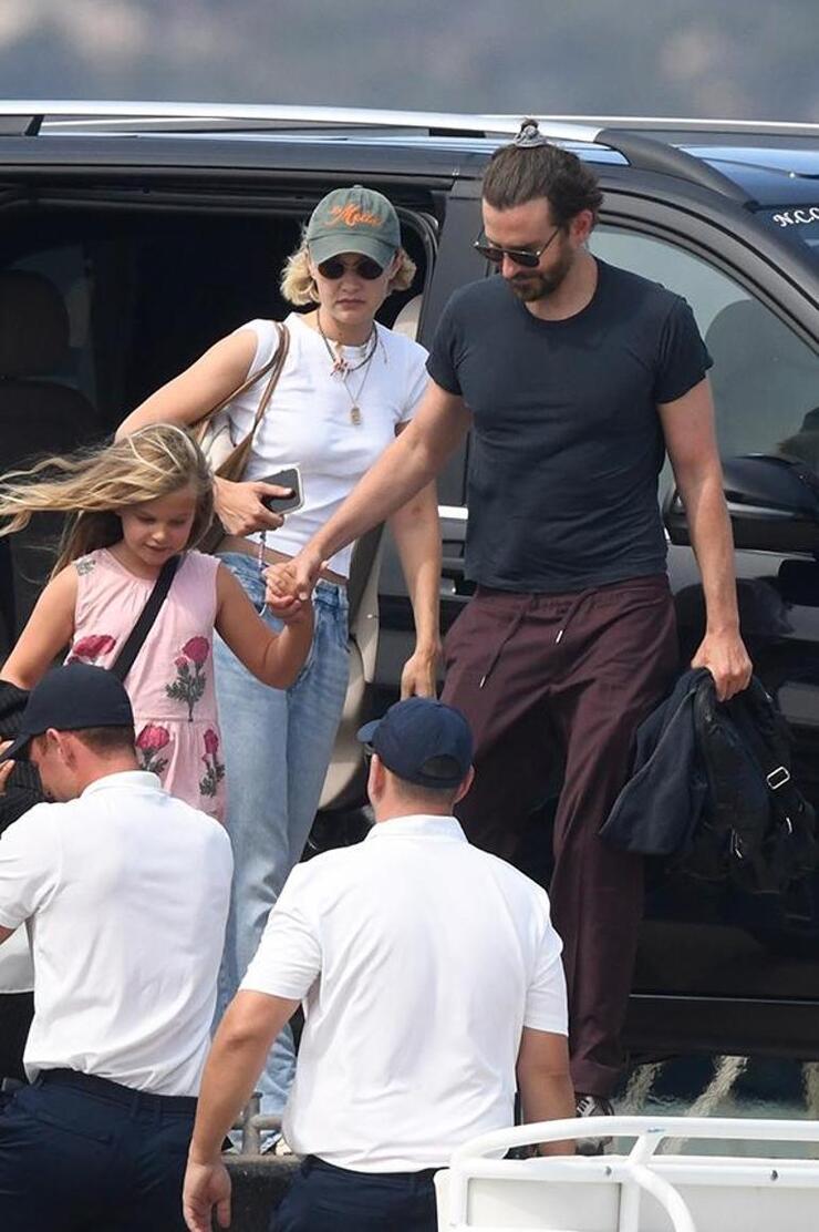 Gigi Hadid ve Bradley Cooper, Kızı Lea ile Tatilde İlk Kez Görüntülendi!