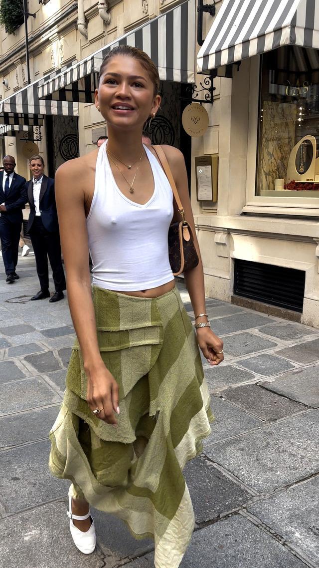 Zendaya'nın Paris'teki sokak stili: Dar elbisesi ve yeşil eteğiyle dikkat çekti