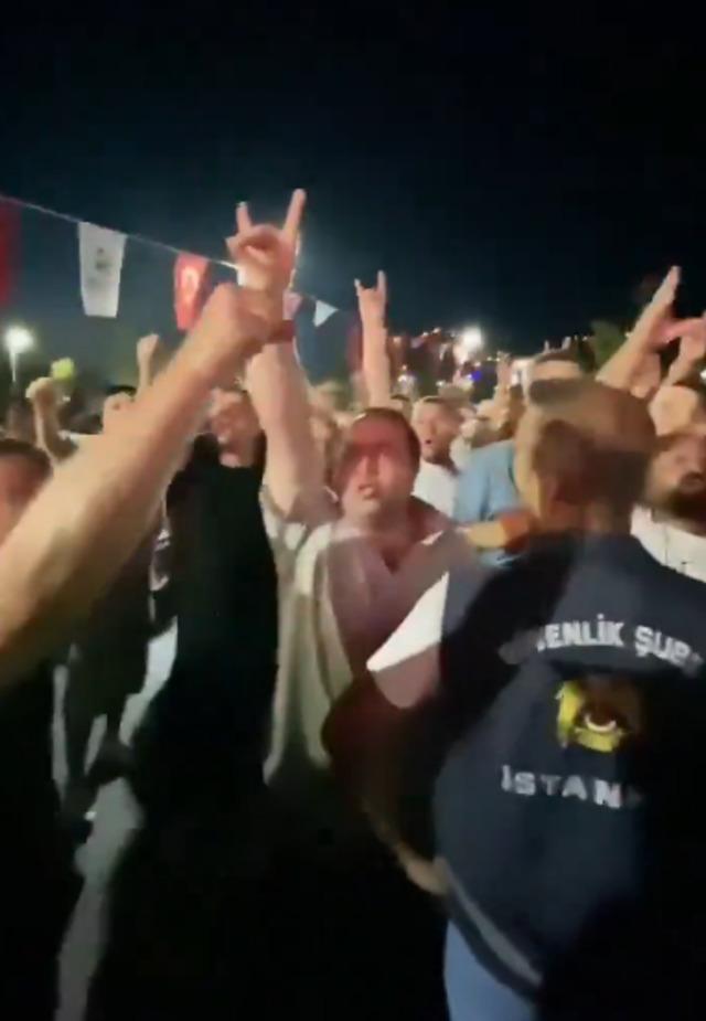 MHP'nin hedef göstermesinin ardından Beykoz'da Suavi konserde protestoya maruz kaldı