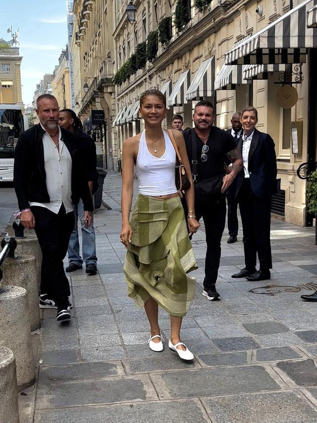 Zendaya'nın Paris'teki sokak stili: Dar elbisesi ve yeşil eteğiyle dikkat çekti