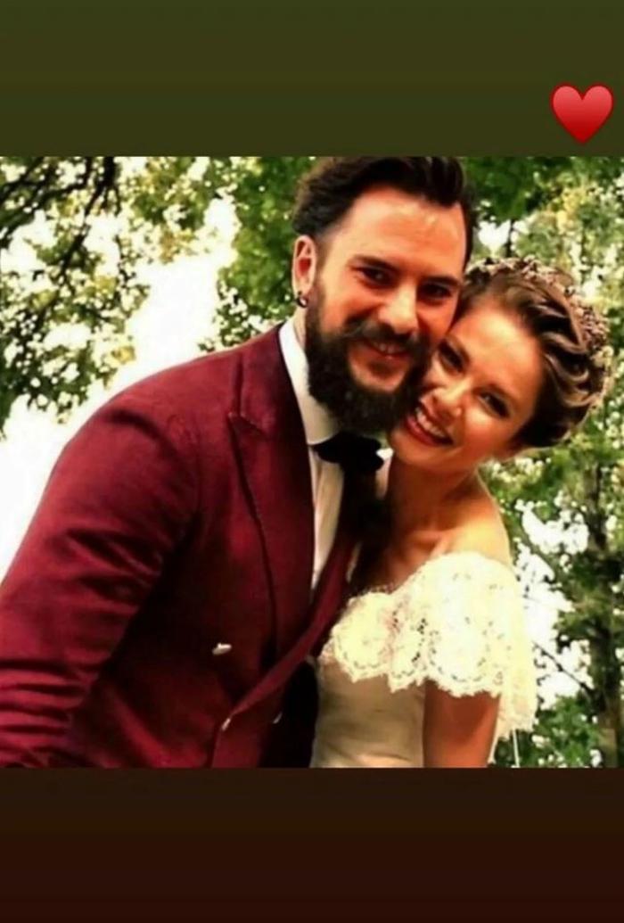 Burcu Biricik ve Emre Yetkin 8. Evlilik Yıl Dönümünü Kutladı, Kızları Luna'yı Kucakladılar