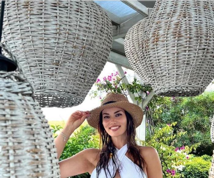 Fahriye Evcen, tatil keyfini sosyal medya pozlarıyla takipçileriyle paylaşıyor