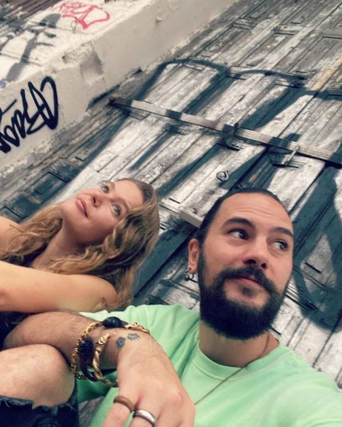 Burcu Biricik ve Emre Yetkin 8. Evlilik Yıl Dönümünü Kutladı, Kızları Luna'yı Kucakladılar