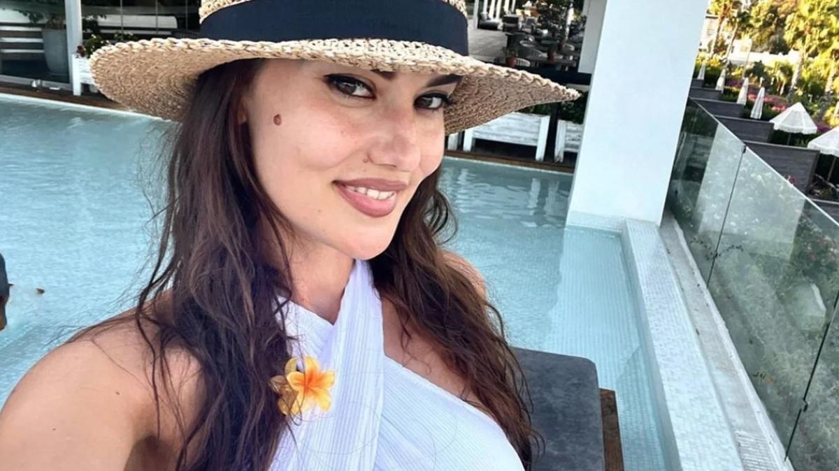 Fahriye Evcen, tatil keyfini sosyal medya pozlarıyla takipçileriyle paylaşıyor