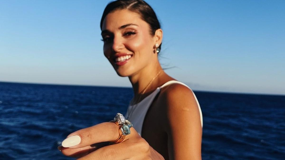 Hande Erçel ve Hakan Sabancı Mikonos'ta tatil yaparak ilişkilerini sürdürüyor