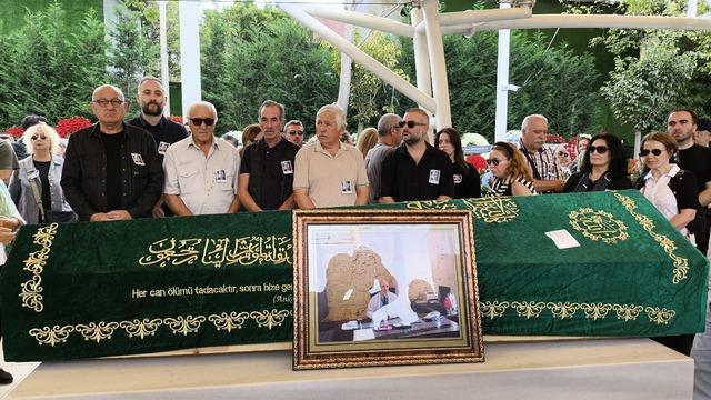 İrem Sak, babası Dr. Şemsettin Sak'a veda ederken gözyaşlarına hakim olamadı