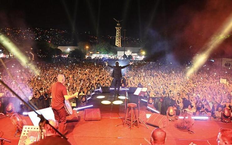 Mahsun Kırmızıgül 19 yıl sonra İzmir'de ilk kez hayranlarıyla buluştu, izdiham yaşandı