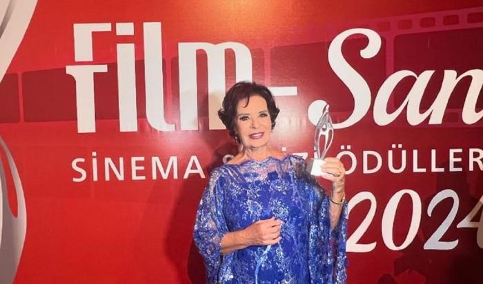 Hülya Koçyiğit, Film-San Sinema ve Dizi Ödülleri'nde onur ödülünü aldı!