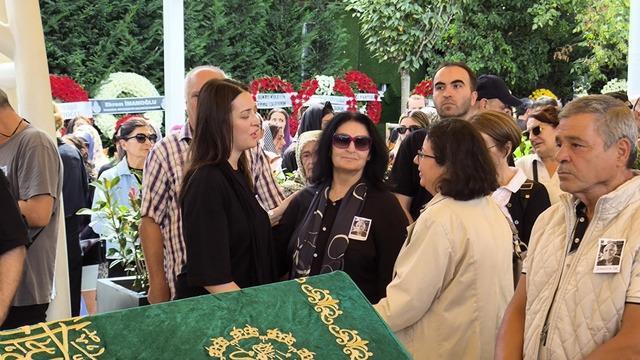 İrem Sak, babası Dr. Şemsettin Sak'a veda ederken gözyaşlarına hakim olamadı