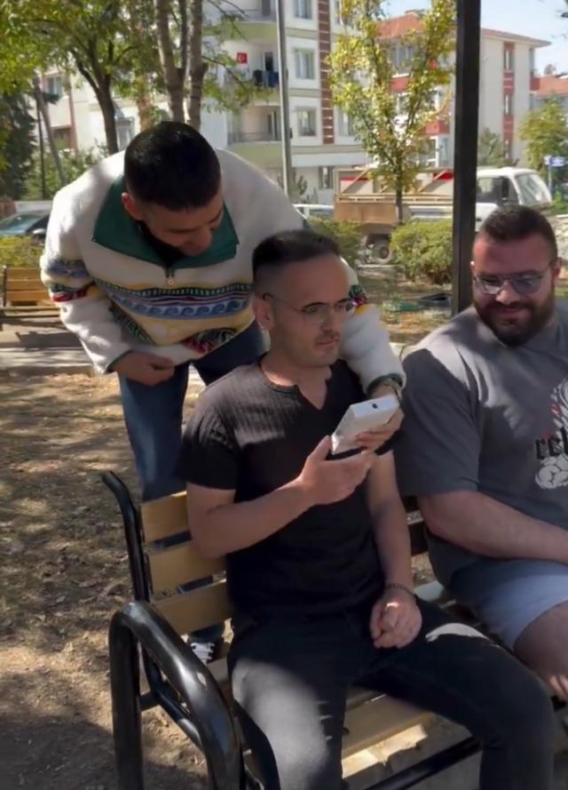 CZN Burak, YouTuber Mustafa Sözen'e iPhone 16 hediye ederek sürpriz yaptı