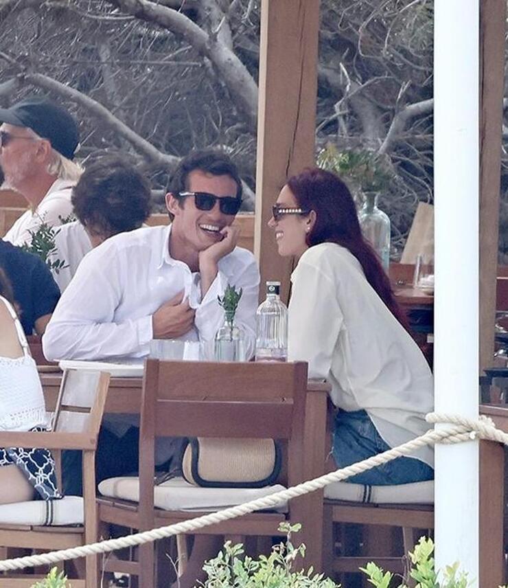 Aşk tatili: Dua Lipa ve Callum Turner'dan Ibiza'da el ele mutlu anlar