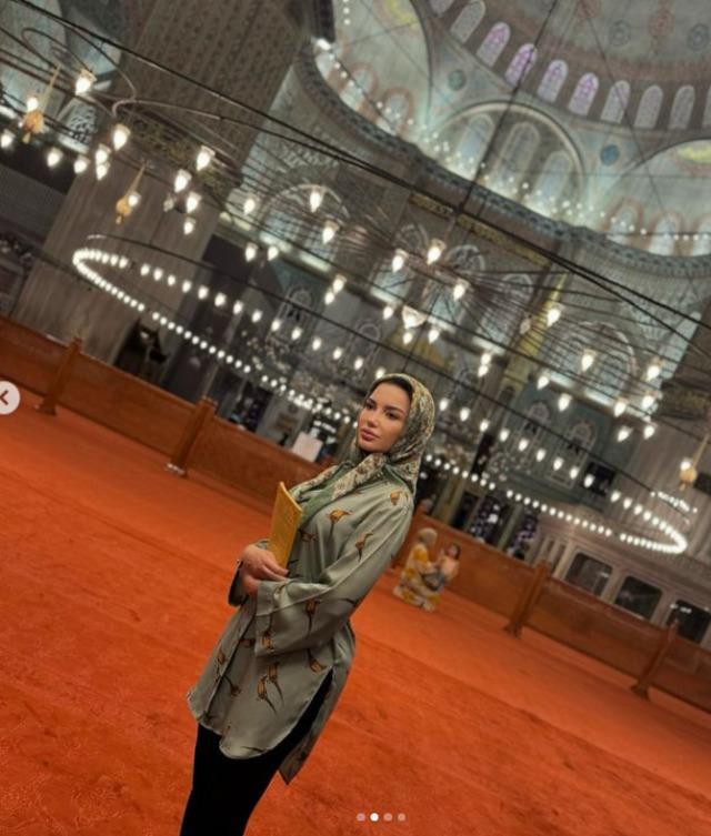 Esra Ezmeci Kandil'de Sultanahmet Camii'nde dua etti, eleştirilere yanıt verdi!