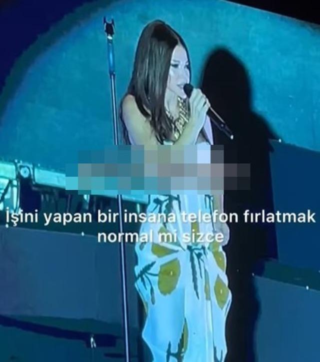 Simge Sağın konserinde telefon fırlatıldı, şarkıcı izleyicilere tepki gösterdi!