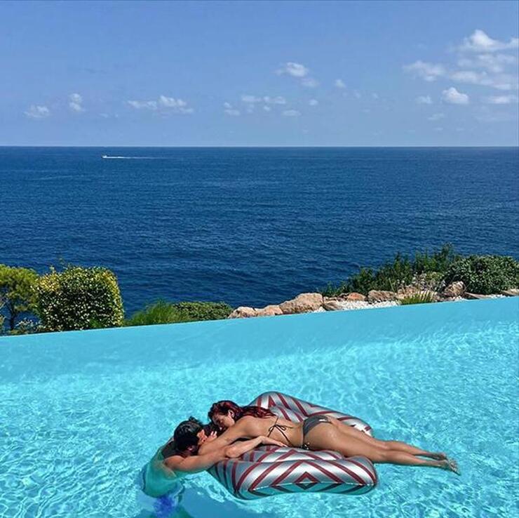 Aşk tatili: Dua Lipa ve Callum Turner'dan Ibiza'da el ele mutlu anlar