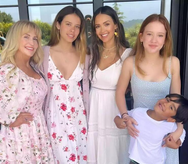 Jessica Alba, babasına duyduğu sevgiyi ev hediyesiyle gösterdi, duygusal anlar yaşandı