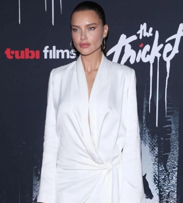 Adriana Lima, "The Thicket" Filmi ile Zayıflamış Görünümüyle Göz Doldurdu