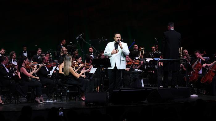 Murat Karahan, Harbiye Açıkhava'da Mozart Orkestrası ile Sezen Aksu Şarkıları Seslendirdi