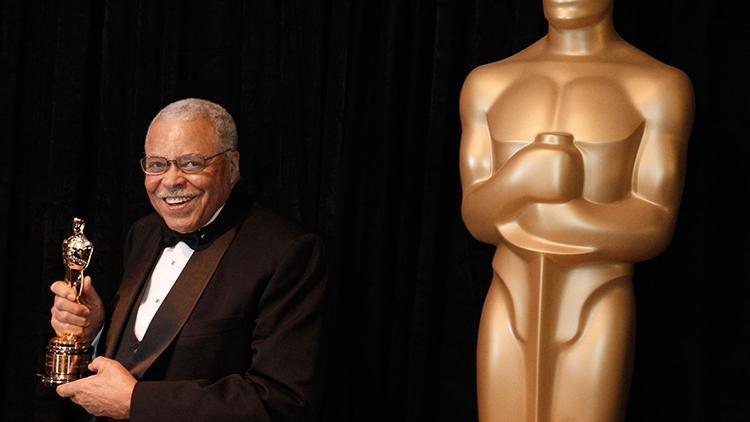 Darth Vader'ın sesi James Earl Jones 93 yaşında hayata veda etti, sinema dünyası yasa boğuldu