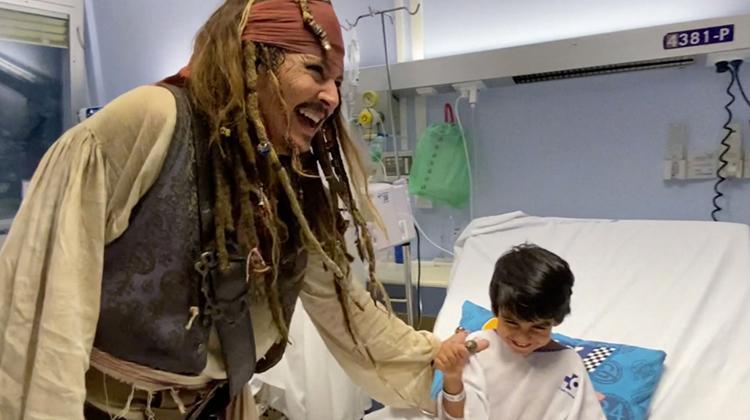 Johnny Depp'ten Çocuklara Neşe Dolu Ziyaret: Kaptan Jack Sparrow Kostümüyle Hastanede