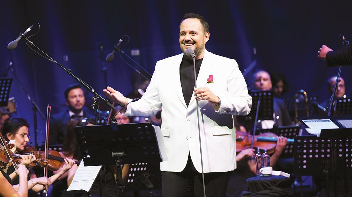 Murat Karahan, Harbiye Açıkhava'da Mozart Orkestrası ile Sezen Aksu Şarkıları Seslendirdi