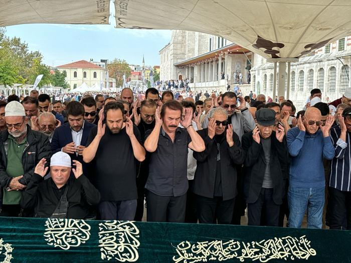 Mazhar Alanson, Kızı Melek Eda Alanson'u Fatih Camisi'nde Uğurladı