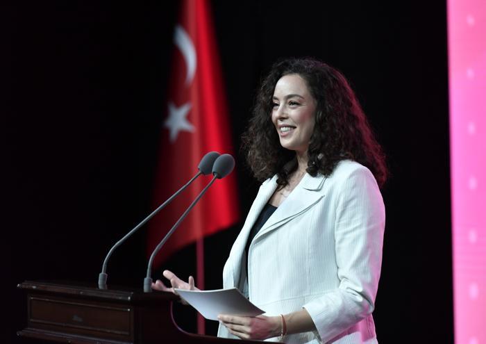 Azra Akın: Güzellik Kraliçesi Seçim Sürecimde Hayalim Yoktu, Ama Türk Gençlerini Gözlemledim