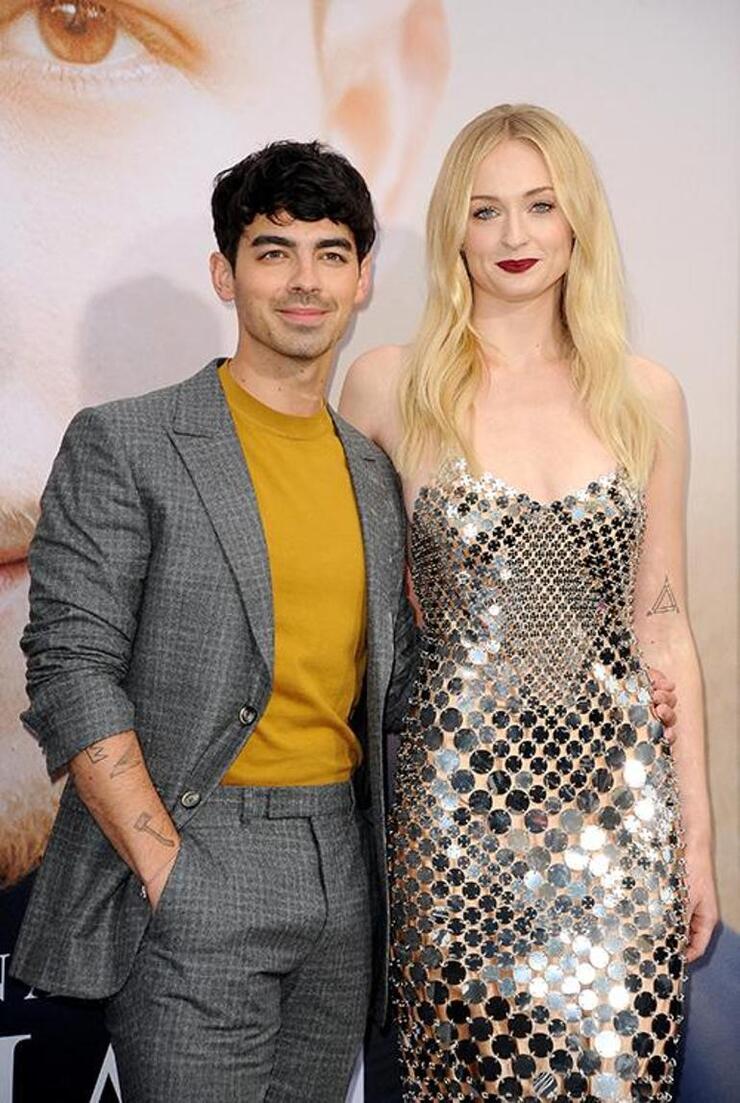 Sophie Turner, Joe Jonas’tan sonra aristokrat aşkla yeni bir yaşa merhaba dedi!