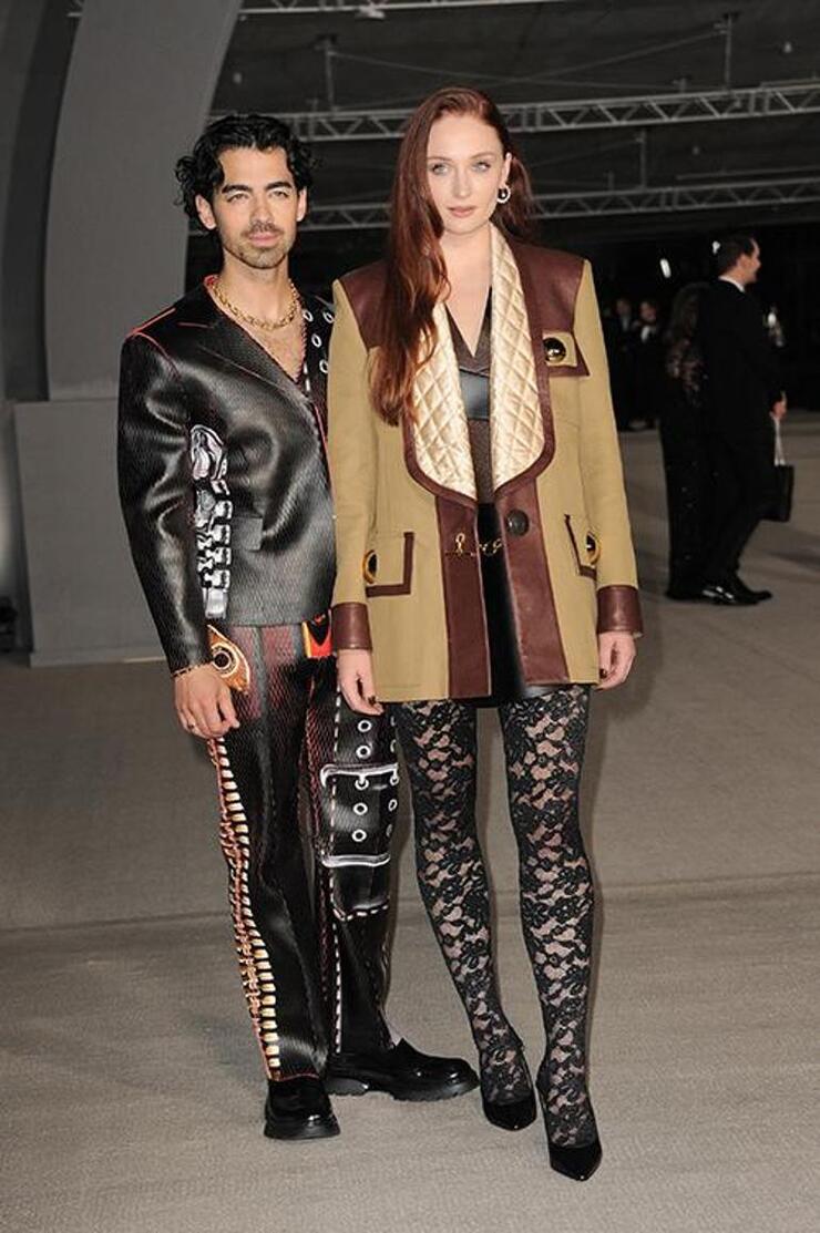 Sophie Turner, Joe Jonas’tan sonra aristokrat aşkla yeni bir yaşa merhaba dedi!