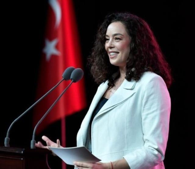 Azra Akın, Sağlık Bakanlığı'nın 'Normal Doğum' kampanyasına destek verirken eleştirildi!