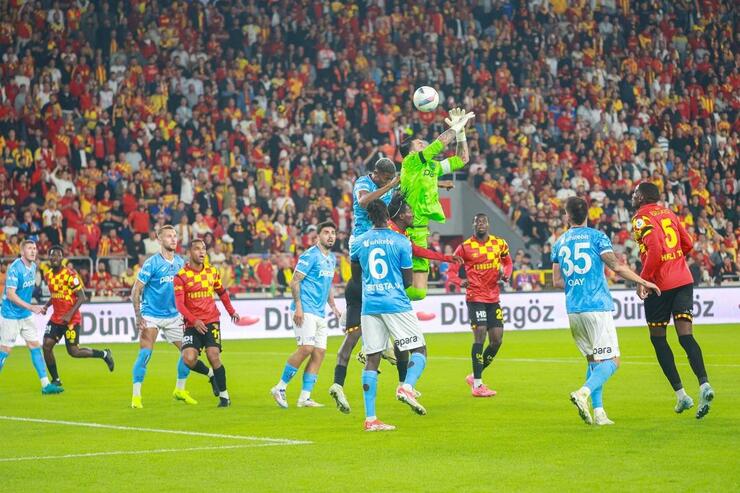 Göztepe 10 Kişiyle Trabzonspor'u Şok Etti, Galibiyet 90+2’de Geldi!