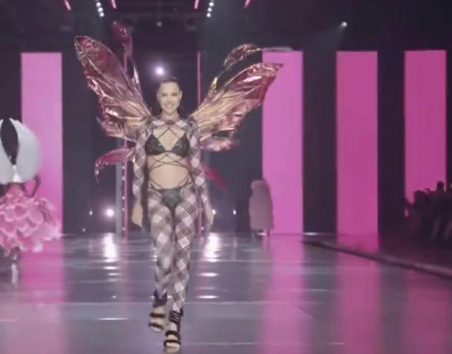 Adriana Lima Özlemi Giderdi! Yıllar Sonra Victoria's Secret Podyumuna Geri Döndü